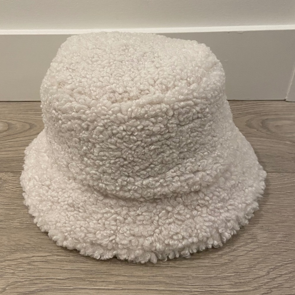 Apparis Shearling Bucket Hat
